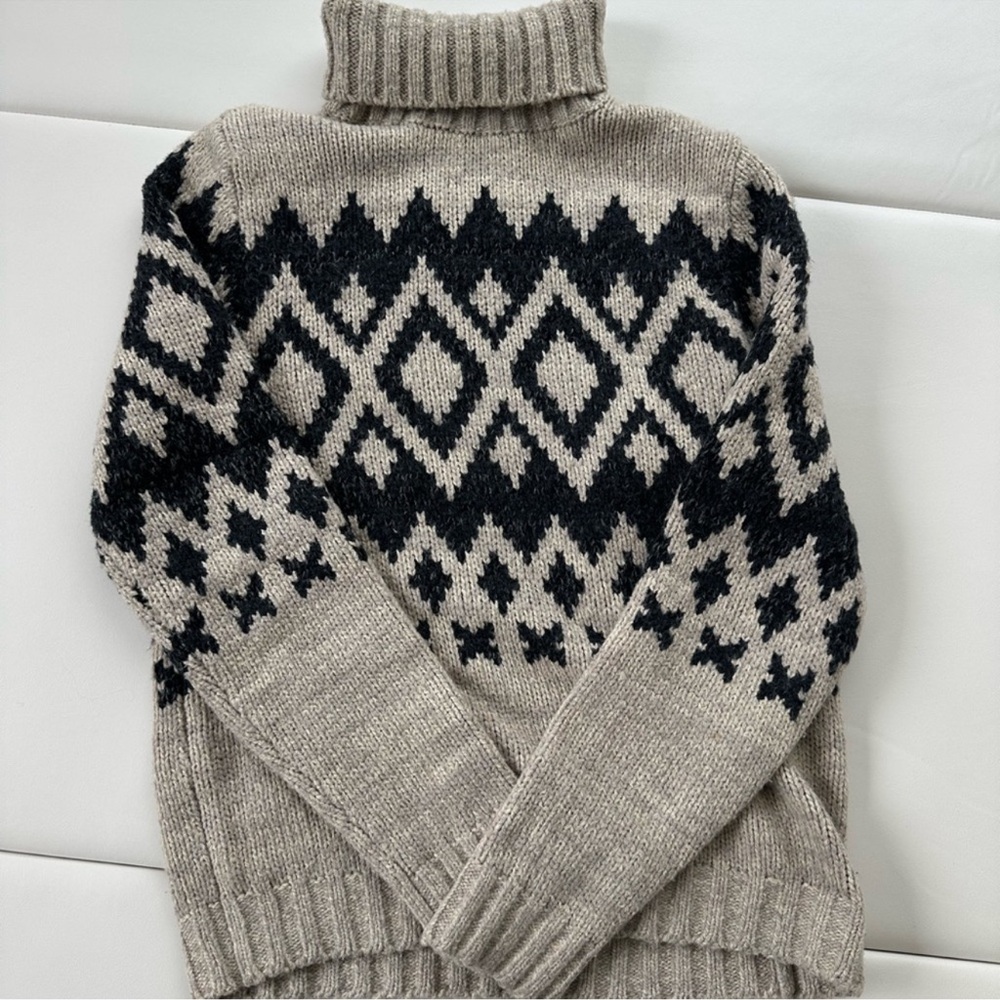 Abercrombie Gray and Black Patterned Sweater